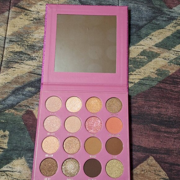 💖 Makeup Obsession – FEELS Eyeshadow Palette 💖 - Picture 2 of 3
